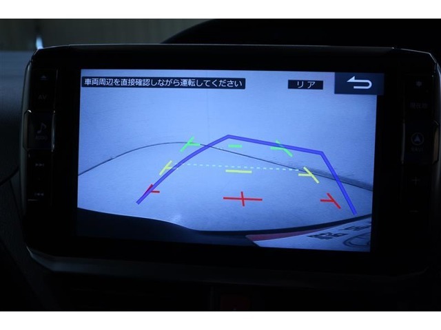 ハンドル操作に連動してガイドラインが変化するバックモニター搭載！クルマは構造上たくさんの死角がありますので、とても便利な機能です。あくまで補助の為の装備ですのでバックは目視での確認が大事ですよ！