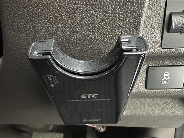 【ETC】有料道路を利用する際に料金所で停止することなく通過できる、ETC車載器（ノンストップ自動料金収受システム機器）が装備されています。セットアップを行うことで利用可能になります。