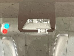 【トヨタセーフティセンス】走行中に前方の車両等を認識し、衝突しそうな時は警報とブレーキで衝突回避と被害軽減をアシスト。より安全にドライブをお楽しみいただけます。