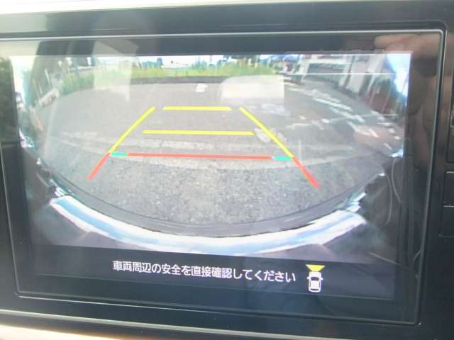 細い路地を曲がる時、車の先が見えなくて困った経験は無いですか？このフロントカメラがあれば画面上に車前方が映されるので、安心して路地を曲がることができますよ！