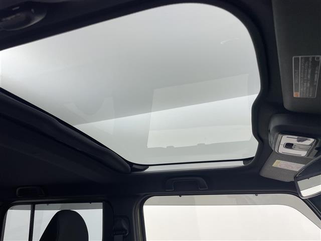 【ガラスルーフ】解放感溢れるガラスルーフ！！車内には太陽の穏やかな光が差し込みます♪