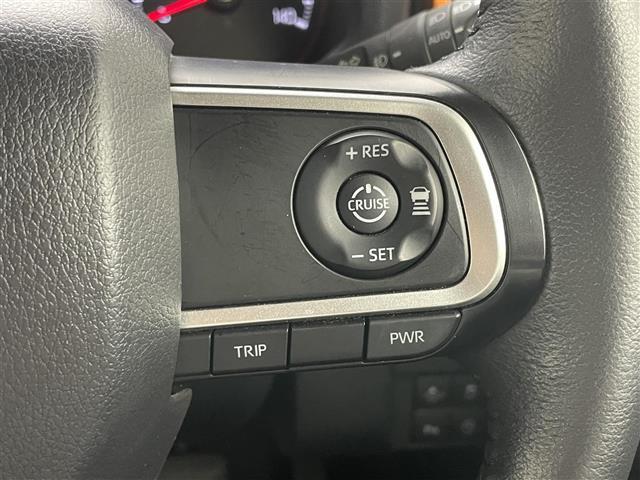 【レーダークルーズコントロール】自動で前の車との車間距離を一定に保ち、速度調整しながら走行します。高速道路のドライブで役立つ装備です。