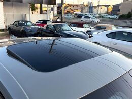 【ムーンルーフ】開放感たっぷりの希少装備、ムーンルーフが装着されています！車内に明かりを取り入れたり景色を楽しむ以外にも、車内の空気も簡単に換気できて快適です！