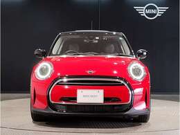 LEDヘッドライトで御座います。MINIのボンネットはヘッドライト部分に穴が開いている特徴的なもので御座います。MINIの伝統やこだわりがこういったところにも表れております。