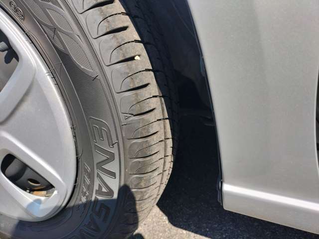 タイヤの溝はこの位あります。