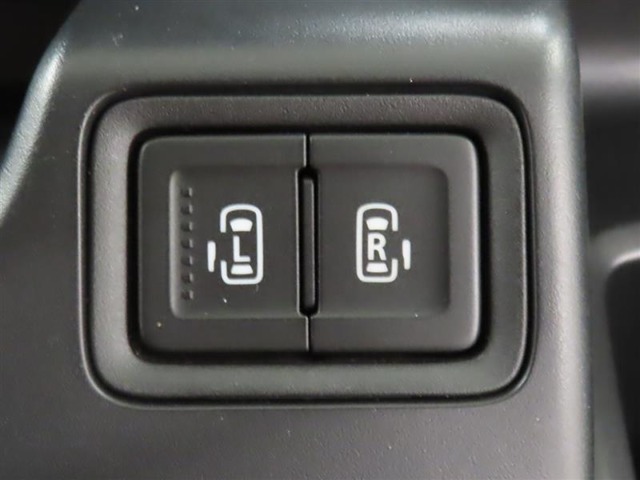 両側電動スライドドアを装備しております。