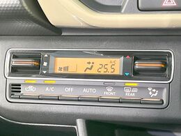 【オートエアコン】一度お好みの温度に設定すれば、車内の温度を検知し風量や温度を自動で調整。暑い…寒い…と何度もスイッチ操作をする必要はありません。快適な車内空間には必須の機能ですね♪