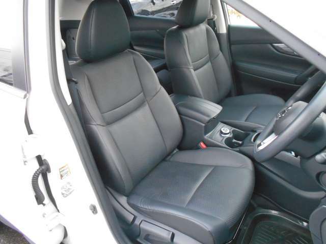運転席は座面の上下調整が可能なシートリフター装備。