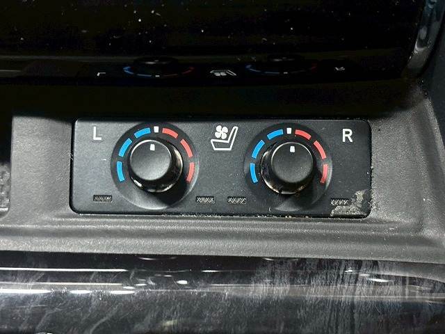 【シートヒーター＆シートクーラー】高級車にふさわしい快適装備で、夏場は座面から涼しい風が、冬場は身体の芯からポカポカになりますね。