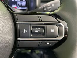【アダプティブクルーズコントロール】高速道路での長距離走行が楽に！！自動で速度を保つクルーズコントロールが、衝突軽減システムと連携し、前方の車両を感知して車間を保つように速度調節してくれます！！