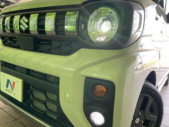 【LEDヘッドライト】悪天候や夜間走行時も良好な視界を確保し安心して運転できる高輝度LEDヘッドライトを装備！点灯速度が早く、消費電力も抑えられています。