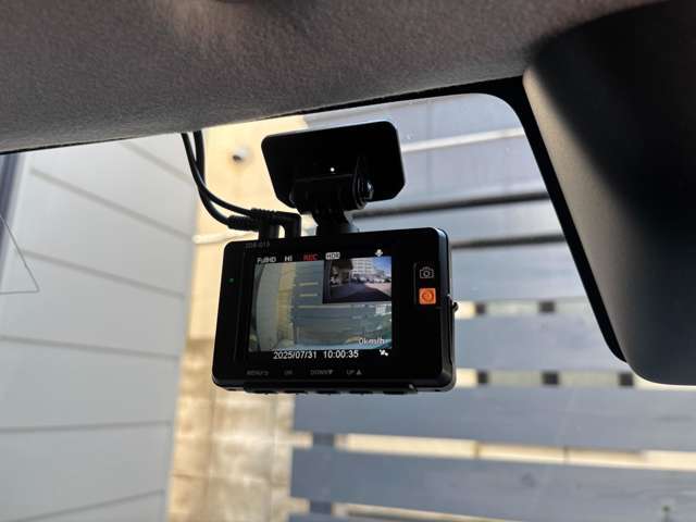 前後ドライブレコーダー付き！映像を自動的に記録する車載装置です！運転中の「万が一」を記録することで、交通事故処理の迅速化や安全運転意識向上などのメリットがあります！是非お勧めです♪