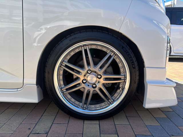 WORK17インチアルミホイールでスポーティに！運転中のビジュアルを演出してくれる重要なポイントですね！オシャレは足元から♪