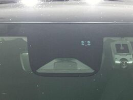 【ホンダセンシング】走行中に前方の車両等を認識し、衝突しそうな時は警報とブレーキで衝突回避と被害軽減をアシスト。より安全にドライブをお楽しみいただけます。