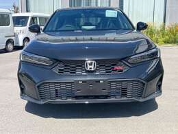 【ホンダカーズ鈴鹿 玉垣店】です。開放感溢れるショールームに数多くの取扱い車種が並んでおります。天候を気にせずじっくりご覧いただけます。