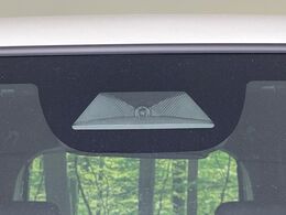 【ホンダセンシング】走行中に前方の車両等を認識し、衝突しそうな時は警報とブレーキで衝突回避と被害軽減をアシスト。より安全にドライブをお楽しみいただけます。