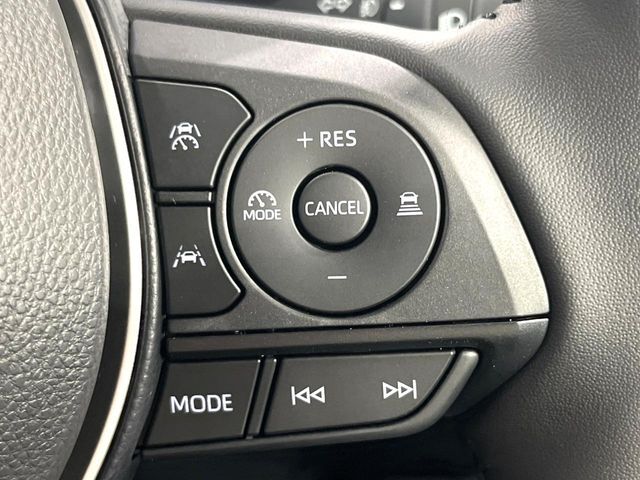 【レーダークルーズコントロール】高速道路での長距離走行が楽に！！自動で速度を保つクルーズコントロールが、衝突軽減システムと連携し、前方の車両を感知して車間を保つように速度調節してくれます！！
