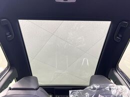 【ガラスルーフ】ガラスルーフ搭載で車内の解放感が一気にアップ！開放的なドライブをお楽しみいただけます。
