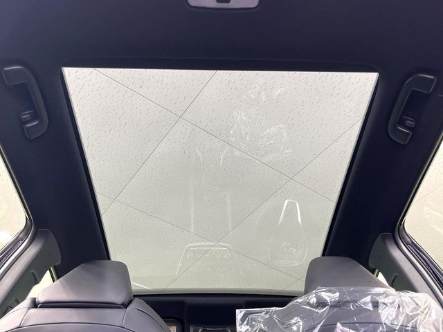 【ガラスルーフ】ガラスルーフ搭載で車内の解放感が一気にアップ！開放的なドライブをお楽しみいただけます。