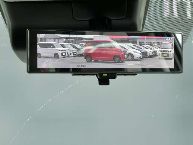 スマートルームミラー・後部座席に人が座っている時や、荷物が多い際でも後方確認がしやすいです。