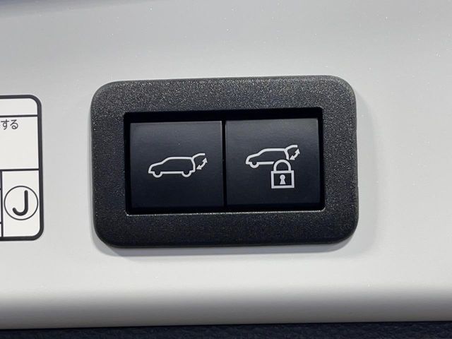 【パワーバックドア】スマートキーや運転席のボタンを押すだけでリアゲートが自動で開閉します！荷物を持っている時や、高い位置にあるバックドアを閉める際に便利な機能です♪