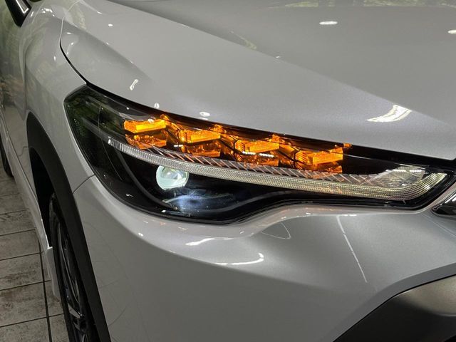【LEDヘッドライト】悪天候や夜間走行時も良好な視界を確保し安心して運転できる高輝度LEDヘッドライトを装備！点灯速度が早く、消費電力も抑えられています。