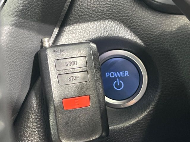 【エンジンスターター】離れた場所からでもリモコンでエンジン始動が可能。乗車前始動で夏場＆冬場に大活躍！