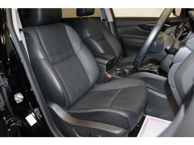 【運転席】ブラックを基調としたインテリアにブラックのハーフレザーシート（合皮/ファブリック※メーカー基準）。パワーシートでお好みの位置に座席を設定可能です。シートヒーター・純正フロアマット付です。