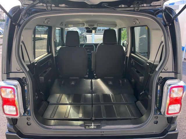 積み下ろしのしやすいデッキにはたっぷりと荷物を積み込んでいただけます。遊びから仕事まで、様々なシーンで頼れます♪