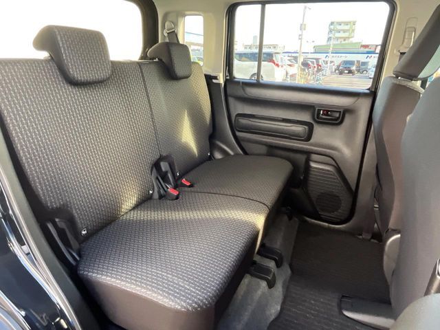 後部座席も気になるようなキズ・汚れやへたり等、大きなダメージはなく、良好な状態です。