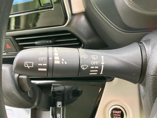 WECARSの展示場では実際に見て、触ってお車をお選びいただけます！知識の豊富な営業スタッフが様々なカーライフをご提案いたします！