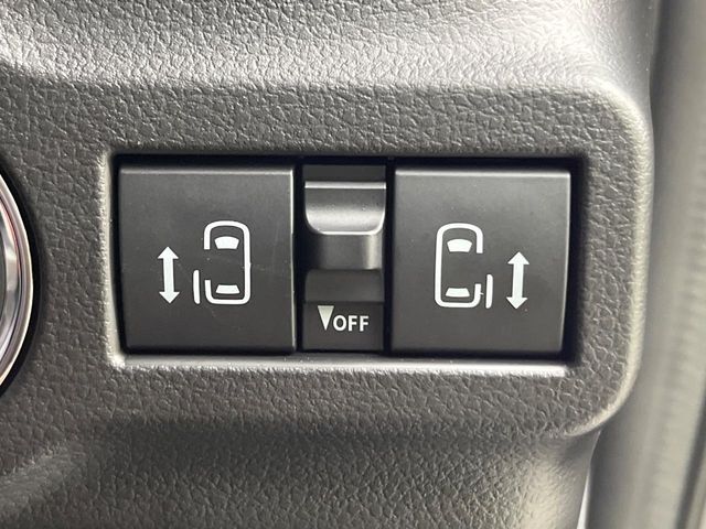 【両側パワースライドドア】スマートキーや運転席のスイッチで後席両側スライドドアの開閉が可能♪電動だから力を入れてドアを開ける必要が無く、小さなお子様でも簡単に開け閉めでき快適です♪