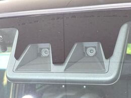 【スマートアシスト】走行中に前方の車両等を認識し、衝突しそうな時は警報とブレーキで衝突回避と被害軽減をアシスト。より安全にドライブをお楽しみいただけます。