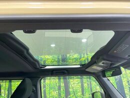 【ガラスルーフ】ガラスルーフ搭載で車内の解放感が一気にアップ！開放的なドライブをお楽しみいただけます。
