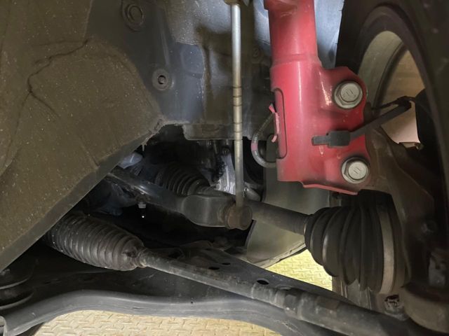 お車を安心してお乗りいただく為には、足回りの定期点検が欠かせません。サービスサポート（有償保証）では無料点検もご提供しており、安心のカーライフをお過ごしいただけるサポート体制が整っています。