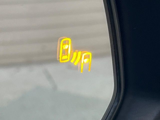 【ブラインドスポットモニタ】レーダーにより隣車線の車両を検知。車両を検知した側の表示灯が点灯。車両を検知している側に車線変更をしようとした場合、ブザーと表示で危険をお知らせします。