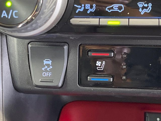 【シートヒーター/シートベンチレーション】運転席、助手席共に調節が可能なシートヒーター/シートエアコンを装備。季節を問わず快適にご使用いただけます。