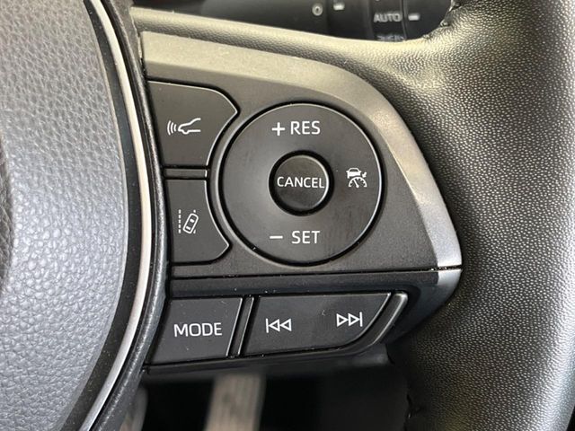 【レーダークルーズコントロール】自動で前の車との車間距離を一定に保ち、速度調整しながら走行します。さらにカーブを認識し、ステアリング操作もアシストします！