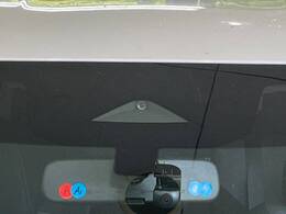 【インテリジェントエマージェンシーブレーキ】フロントカメラで前方の車両や歩行者を検知。衝突しそうな時は衝突被害軽減ブレーキが作動、衝突回避をサポート。より安全にドライブをお楽しみいただけます。