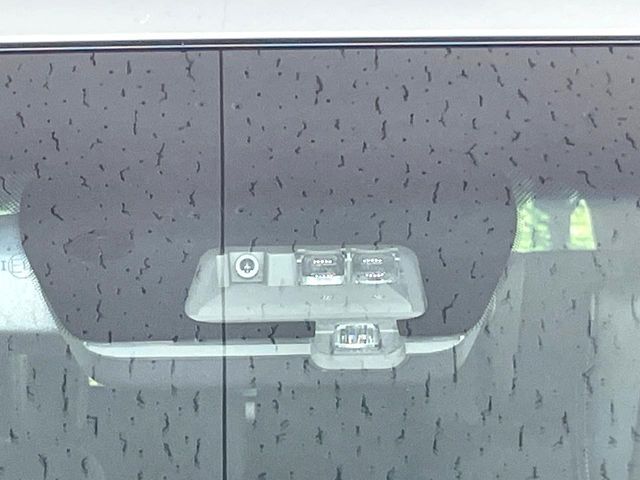 【三菱e-Assist】走行中に前方の車両等を認識し、衝突しそうな時は警報とブレーキで衝突回避と被害軽減をアシスト。より安全にドライブをお楽しみいただけます。