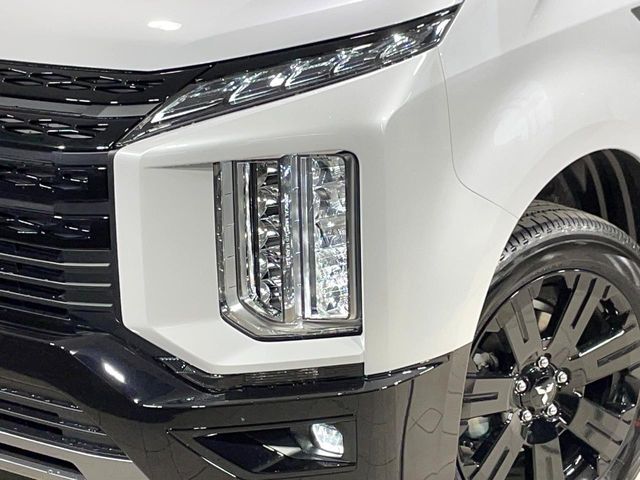【LEDヘッドライト】悪天候や夜間走行時も良好な視界を確保し安心して運転できる高輝度LEDヘッドライトを装備！点灯速度が早く、消費電力も抑えられています。