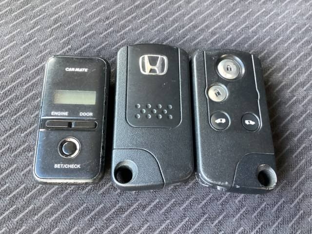 スマートキーを装備しています。鍵を差し込むことなくドアロックの開け閉めができます。加えて、リモコンエンジンスターター用の操作キー（社外品）もついています。