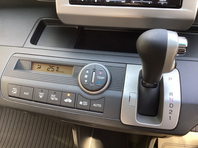 5速AT車のセレクトレバーです。低速から高速までスムーズな走りを実現するとともに、エンジン効率のよい領域を維持することで燃費にも貢献します。