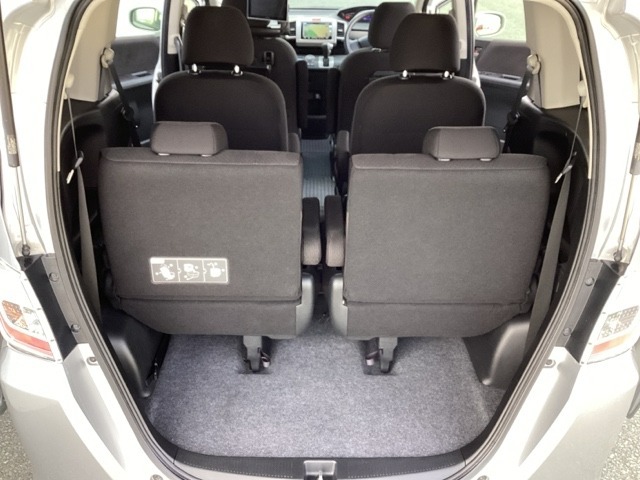 開口部も広く荷物の積み下ろしもしやすいお車となっております。3列目シートは5：5の割合で背もたれを倒しシートの跳ね上げができます。