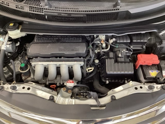 ホンダスタッフがしっかり整備して保証付きにてお渡し致します。エンジンルーム＆室内ルームともにクリーニング済みで清潔です。快適なドライブをお楽しみください。