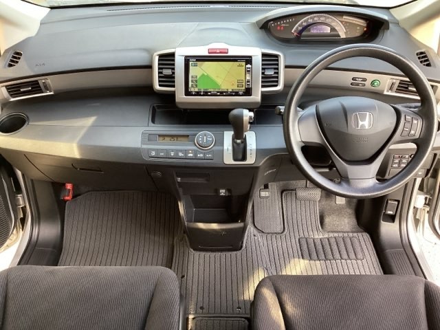 車内は光触媒抗菌消臭施工済です。インパネ周りはスタイリッシュなデザインです。グローブボックスやカップホルダーのほかにトレーなどたくさんの収納スペースが付いています。