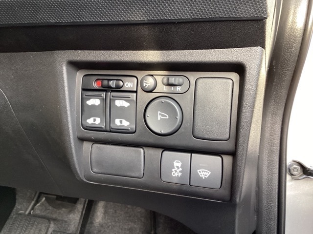 両側電動スライドドアは運転席から操作ができます。VSA解除などのメインスイッチなども装備し、電動格納付きパワーミラーの操作スイッチや左右のサイドミラーの角度調節も微調整ができます。