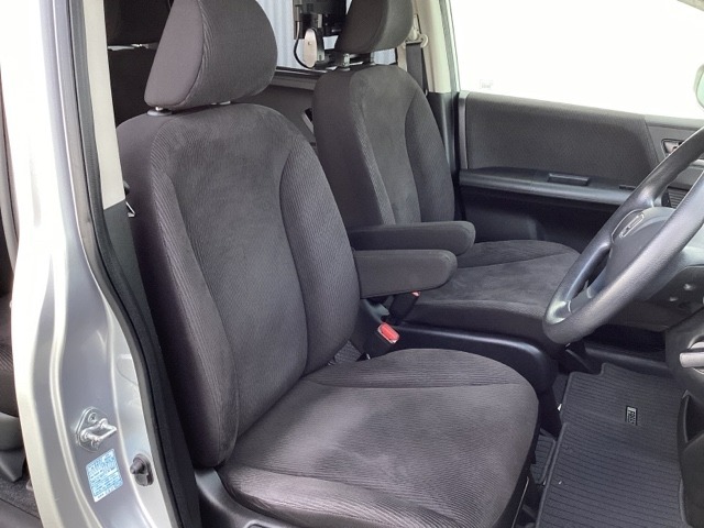 広い足元に肘掛けもついたゆったり座れるシートです。運転席と助手席の足元が空いているため、助手席側への移動がスムーズです。交通量の多い道でも、助手席側から乗り降りができます。