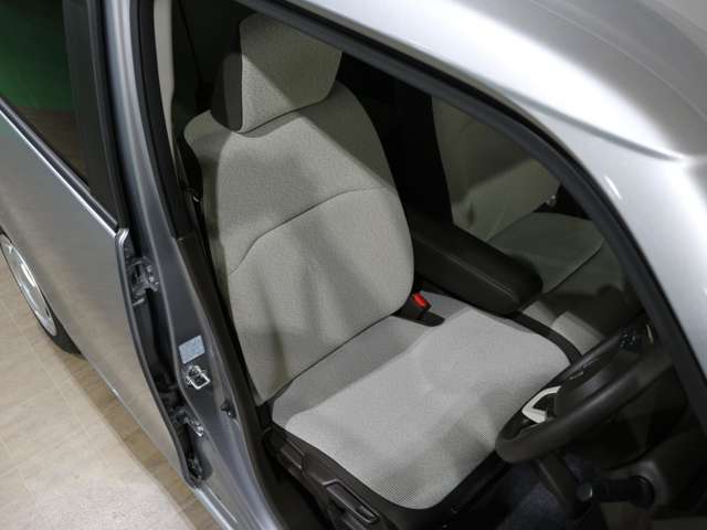 程よい硬さとホールド性が高いシートで長時間運転も快適です。