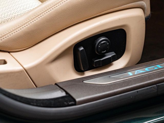 電動パワーシートですので運転中のシート調節も安全に行えます。微調整も可能ですのであなただけのドライビングポジションを実現します。